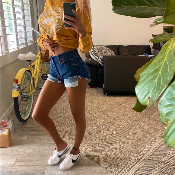 $12 BUCKS‼️‼️‼️BILLABONG crewneck⚡️⚡️ - Picture 2 of 3